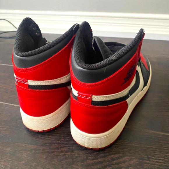 Jordan 1 Bred Toe Sneakers - Picture 3 of 3